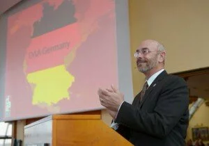 Jim Sterne (Founder Digital Analytics Association) verkündet auf dem Digital Anayltics Day 2014 die Gründung der Digital Analytics Association Germany als eigenständige Organisation